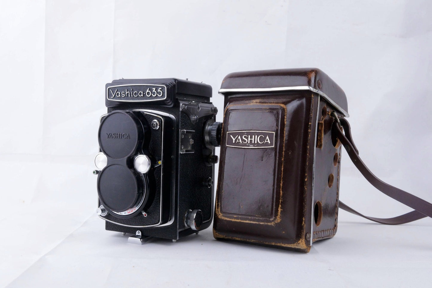 Yashica 635 TLR + Yashikor 80mm f/3.5 – CLA Récent – Parfait État – Étui